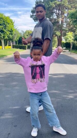 Christina Vidal Instagram - O N  M Y  S O U L

Someone Tag Tob

#onmysoul #transformers #tobenwigwe #daddydaughter
