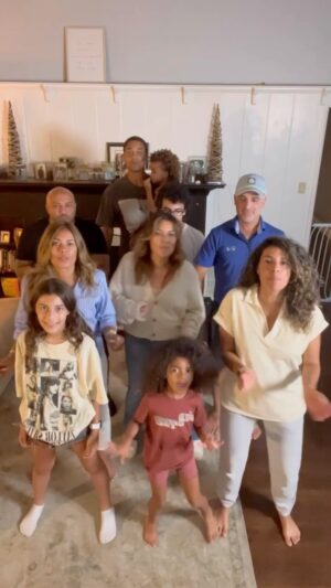 Christina Vidal Instagram - Teach me how to Dougie #familytime