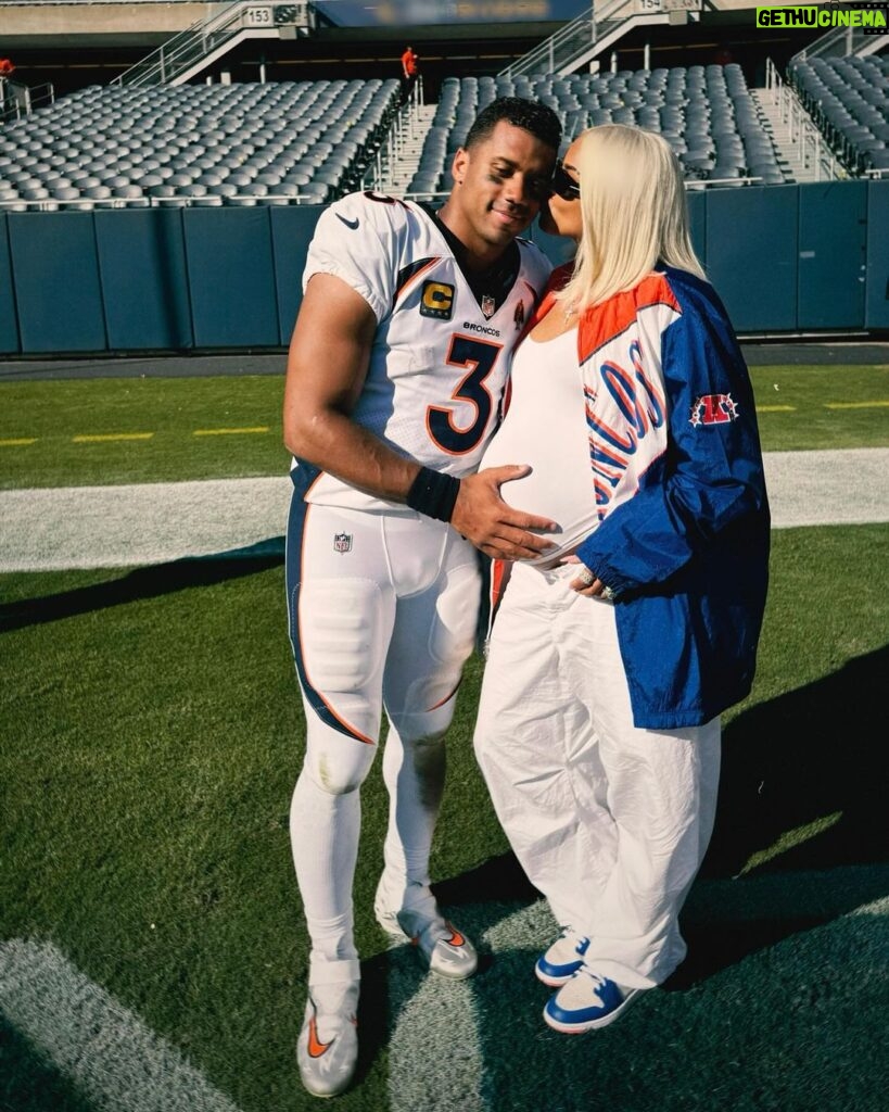 Ciara Instagram - I love you so much. #3 💙🧡🤍