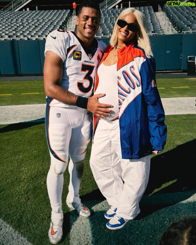 Ciara Instagram - I love you so much. #3 💙🧡🤍