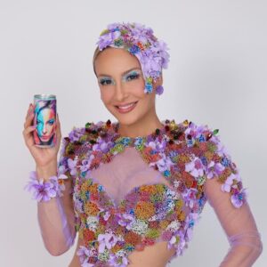 Claudia Leitte Instagram - Adoro vinho porque não precisa de um ocasião especial para beber, ele faz a ocasião ser especial 🍷 Essa retrospectiva é para marcar 1 ano ao lado da @artsevinhos os melhores vinhos em lata que você vai experimentar. Uma marca linda, moderna e jovem, que tenho o maior orgulho de fazer parte 💜 Se é para valorizar o que é nosso, trocar a formalidade de beber vinhos pela diversão e apoiar uma mulher empreendedora @jaquelinebarsi eu to dentro 🫶 #bebacommoderação #proibidoparamenores

📸: @nara
