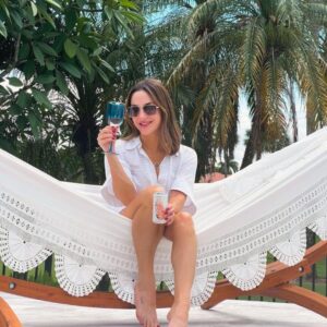 Claudia Leitte Instagram - Adoro vinho porque não precisa de um ocasião especial para beber, ele faz a ocasião ser especial 🍷 Essa retrospectiva é para marcar 1 ano ao lado da @artsevinhos os melhores vinhos em lata que você vai experimentar. Uma marca linda, moderna e jovem, que tenho o maior orgulho de fazer parte 💜 Se é para valorizar o que é nosso, trocar a formalidade de beber vinhos pela diversão e apoiar uma mulher empreendedora @jaquelinebarsi eu to dentro 🫶 #bebacommoderação #proibidoparamenores

📸: @nara