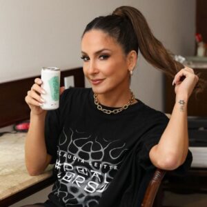 Claudia Leitte Instagram - Adoro vinho porque não precisa de um ocasião especial para beber, ele faz a ocasião ser especial 🍷 Essa retrospectiva é para marcar 1 ano ao lado da @artsevinhos os melhores vinhos em lata que você vai experimentar. Uma marca linda, moderna e jovem, que tenho o maior orgulho de fazer parte 💜 Se é para valorizar o que é nosso, trocar a formalidade de beber vinhos pela diversão e apoiar uma mulher empreendedora @jaquelinebarsi eu to dentro 🫶 #bebacommoderação #proibidoparamenores

📸: @nara