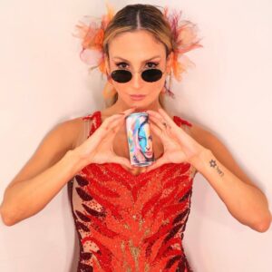 Claudia Leitte Instagram - Adoro vinho porque não precisa de um ocasião especial para beber, ele faz a ocasião ser especial 🍷 Essa retrospectiva é para marcar 1 ano ao lado da @artsevinhos os melhores vinhos em lata que você vai experimentar. Uma marca linda, moderna e jovem, que tenho o maior orgulho de fazer parte 💜 Se é para valorizar o que é nosso, trocar a formalidade de beber vinhos pela diversão e apoiar uma mulher empreendedora @jaquelinebarsi eu to dentro 🫶 #bebacommoderação #proibidoparamenores

📸: @nara