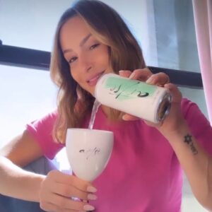 Claudia Leitte Instagram - Adoro vinho porque não precisa de um ocasião especial para beber, ele faz a ocasião ser especial 🍷 Essa retrospectiva é para marcar 1 ano ao lado da @artsevinhos os melhores vinhos em lata que você vai experimentar. Uma marca linda, moderna e jovem, que tenho o maior orgulho de fazer parte 💜 Se é para valorizar o que é nosso, trocar a formalidade de beber vinhos pela diversão e apoiar uma mulher empreendedora @jaquelinebarsi eu to dentro 🫶 #bebacommoderação #proibidoparamenores

📸: @nara