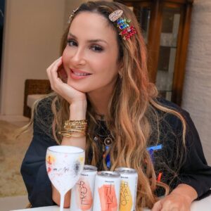 Claudia Leitte Instagram - Adoro vinho porque não precisa de um ocasião especial para beber, ele faz a ocasião ser especial 🍷 Essa retrospectiva é para marcar 1 ano ao lado da @artsevinhos os melhores vinhos em lata que você vai experimentar. Uma marca linda, moderna e jovem, que tenho o maior orgulho de fazer parte 💜 Se é para valorizar o que é nosso, trocar a formalidade de beber vinhos pela diversão e apoiar uma mulher empreendedora @jaquelinebarsi eu to dentro 🫶 #bebacommoderação #proibidoparamenores

📸: @nara