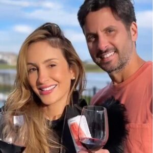 Claudia Leitte Instagram - Adoro vinho porque não precisa de um ocasião especial para beber, ele faz a ocasião ser especial 🍷 Essa retrospectiva é para marcar 1 ano ao lado da @artsevinhos os melhores vinhos em lata que você vai experimentar. Uma marca linda, moderna e jovem, que tenho o maior orgulho de fazer parte 💜 Se é para valorizar o que é nosso, trocar a formalidade de beber vinhos pela diversão e apoiar uma mulher empreendedora @jaquelinebarsi eu to dentro 🫶 #bebacommoderação #proibidoparamenores

📸: @nara