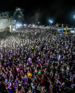 Claudia Leitte Instagram - Ainda sobre sábado. Que noite foi essa, pessoal? Vocês brocaram demais! Foi lindo receber esse amor. Valeu, Sobral. Obrigada, @carnasobral 💜😘 📸: @nara