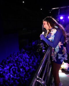 Claudia Leitte Instagram - Micareta Rio, o que falar desse show? 🤌🏽🥹 Que noite incrivel, cheia de alegria e emoção!!! Meu trio todo alegre🤩🧸💜… meu coração radiante, conectado a cada um de vocês! Foi mágico demais!!! Muito obrigada, @micaretasdasan! 🤩😍❤️ 📸: @nara