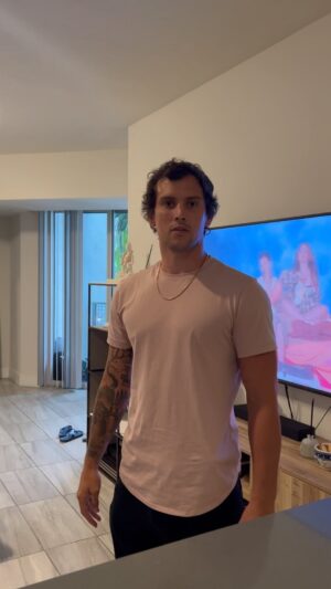 Claudio Puelles Instagram - Aveces no hay otro escape 😂
Disculpen a @enriquejhernandez que tiene que mejorar su mataleon
*no intentar en casa. 
*técnica altamente efectiva
#humor