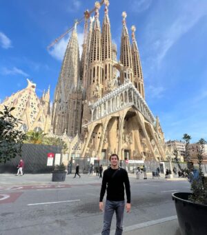 Claudio Puelles Instagram - Caminando en Barcelona me encontré esto😝
#Gaudi