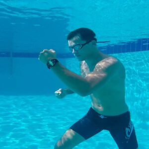 Claudio Puelles Instagram - Seguimos dándole al entrenamiento, esta vez bajo el agua🏊‍♀️! 

Acompañado siempre de mi T-REX 2 de @amazfit.peru, resistente al agua con posicionamiento de 5 satélites. 

Puedes rastrear tus datos al nadar, inclusive en mar abierto💦! 😎
.
.
.
.
.
🎥 Tremendas las tomas de @acuaman82 🦈

#amazfitperu #smartwatch  #workout #PrinceofPeru #ArribaPeru #ClaudioPuelles