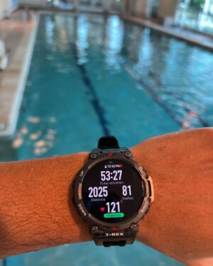 Claudio Puelles Instagram - 2km nadando por primera vez en mi vida 🏊🏽‍♂️
Tal vez para algunos sea algo común o no parezca tanta distancia pero para alguien que siempre ha dependido mas de la habilidad(skill) que de la resistencia fisica para sobresalir en mi deporte esto es todo un logro y sé que es solo el comienzo de lo que realmente podría hacer. Nunca me voy a olvidar en la clases de natación de chibolo como siempre me hundía en la piscina o era el ultimo en llegar, pensaba que el agua no era lo mio 😂.
Tengo que hacer un agradecimiento especial a @acuaman82 mi coach de natación hace 1 año. sin el esto no sería posible. Me enseño la técnica correcta para nadar  y me preparó fisicamente para que estos 2 Km se sintieran como cosa de todos los dias 🫡🥷
⌚️: @amazfit.peru
Y obvio que los 2km son sin parar jeje con @acuaman82  nadamoa entre 1-2km pero con drills,piques y descansos