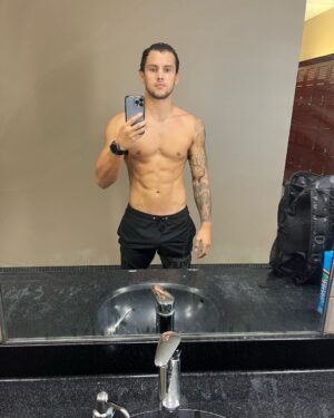Claudio Puelles Instagram - 2km nadando por primera vez en mi vida 🏊🏽‍♂️
Tal vez para algunos sea algo común o no parezca tanta distancia pero para alguien que siempre ha dependido mas de la habilidad(skill) que de la resistencia fisica para sobresalir en mi deporte esto es todo un logro y sé que es solo el comienzo de lo que realmente podría hacer. Nunca me voy a olvidar en la clases de natación de chibolo como siempre me hundía en la piscina o era el ultimo en llegar, pensaba que el agua no era lo mio 😂.
Tengo que hacer un agradecimiento especial a @acuaman82 mi coach de natación hace 1 año. sin el esto no sería posible. Me enseño la técnica correcta para nadar  y me preparó fisicamente para que estos 2 Km se sintieran como cosa de todos los dias 🫡🥷
⌚️: @amazfit.peru
Y obvio que los 2km son sin parar jeje con @acuaman82  nadamoa entre 1-2km pero con drills,piques y descansos