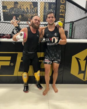 Claudio Puelles Instagram - Buenos rounds con @rafael_ataman_fiziev. 
Ayudandolo para su main event en setiembre 💪🏼✅