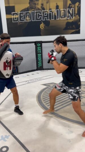 Claudio Puelles Instagram - Ya veo una luz al final del tunel! Tercera semana de vuelta y cada vez mas cerca a estar 100% sano y listo para volver al octagono.
Thank you to my trainer @henrihooft for the time and knowledge.
Equipado con mis guantes de mma @uppercut.pe 😎