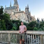 Claudio Puelles Instagram - Acá, todo casual no encontrándome con McGregor ☘️ 🤣 Shirt 👕 by @cuts . . . . #princeofperu #claudiopuelles #universalstudios #magickingdom #mma #arribaperú #peru #peruano Universal Studios Florida
