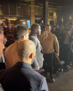 Claudio Puelles Instagram - Buenas 3 semanas con el team @pmacperu por el norte de Estados Unidos. El tour empezó en NYC donde @kevin_gallonegro abrio la cartelera en Madison Square Garden con una pelea bastante entretenida. La segunda parada fue en Philadelphia donde nuestro capitan de equipo @benreitermma nos recibió en su casa  por una semana y pudimos ver mucho del otoño y hasta las escaleras de rocky balboa. Para cerrar nuestro tour, nos esperaba Washington, distrito capital del país. Con edificiones muy bonitos y un momento bastante especial donde @elmudopinedo nos regala el titulo mundial de PFL. 
Gracias a @ivanibericopitbull por estas experiencias y tambien al @fuertebarzola por regalarnos esa luchita casera al inicio para que se bacilen. ⚡️🏆💪🏼
@ki_f_g ⚡️
@libiiberico 🙏🏼