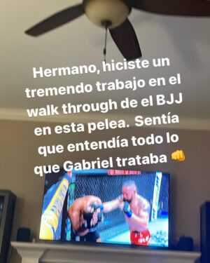 Claudio Puelles Instagram - Se nos va un dia mas de peleas increíbles y momentos inesperados como en esa pelea coestelar y partes que tuvimos que meterle poco de diversión para levantar el animo.
Una pena no haber podido comentar la pelea de mi compatriota @danielsoncoramma y de mi pata @estebanribovicsmma  pero ya ambos tendrán la oportunidad de volver 💪🏼
Gracias a todos los que nos acompañaron en la transmisión @ufcespanol 
Nos vemos en Diciembre, ahora a entrenar 🫡