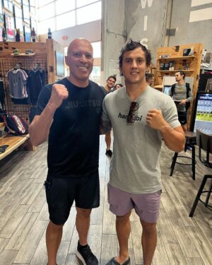 Claudio Puelles Instagram - Buen dia para conocer a la leyenda @realroyce ganador del UFC 1 , 2 y varios más. Pionero en las artes marciales mixtas y gran representante del BJJ. 🙏🏼✅
En esta foto hay unas cuantas submisiones pa highlight reel 😉