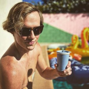 Connor Weil Instagram - Anytime of year. Any weather. Hot or cold @thefriendlycup is the go-to eco friendly travel mug.
Made with Wheat straw so it’s 100% biodegradable. 
Clean the earth and coffee on. 
#thefriendlycup #partnersincoffee

www.friendlycup.org