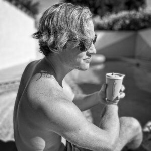 Connor Weil Instagram - Anytime of year. Any weather. Hot or cold @thefriendlycup is the go-to eco friendly travel mug.
Made with Wheat straw so it’s 100% biodegradable. 
Clean the earth and coffee on. 
#thefriendlycup #partnersincoffee

www.friendlycup.org