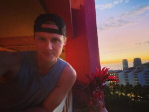 Connor Weil Instagram - That’s a wrap on #acapulco ! After a very stressful couple weeks 😉 I am so excited for this episode. Everyone was so welcoming and lovely, cannot wait for everyone to see the shenanigans at #lascolinas in season 2. 

@appletvplus @michaelabramsgroup @stewarttalentlosangeles 

#acapulco #actor #setlife #puertovallarta #mexico