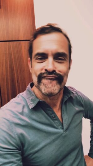 Constantine Markoulakis Instagram - Παραστάσεις, τέλος.
Πρόβες, τέλος.
Γυρίσματα, τέλος.
Μούσια, τέλος.

Καλό καλοκαίρι!