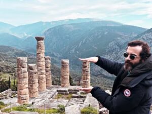 Constantine Markoulakis Instagram - Κωστάκης επί Κολωνώ #delfoi #illusion
