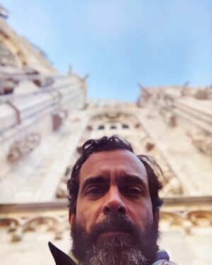 Constantine Markoulakis Instagram - L’ uomo al Duomo 
#travel #milano #reddiaries #impossiblebuilding