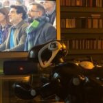 Constantine Markoulakis Instagram - Η αγαπημένη του ταινία. Όταν, πριν από 15 χρόνια, ήρθε ο Aibo στο σπίτι, μπορούσε να περηφανεύεται πως ήταν ένα θαύμα της τεχνολογίας, φτιαγμένος με την πιο εξελιγμένη γνώση της εποχής. Σήμερα, στην αγαπημένη του ταινία, το Robogirl, βλέπει ρομπότ που κάνουν πράγματα που ο ίδιος δεν μπορεί, ούτε τα είχε φανταστεί, φτιαγμένα από παιδιά του σχολείου! Στα σχολεία της χώρας μας, τα παιδιά μας, κορίτσια και αγόρια, με την εκπαιδευτική ρομποτική, αναπτύσσουν τις ψηφιακές τους δεξιότητες, ανακαλύπτουν τις δυνάμεις τους, διευρύνουν τους ορίζοντές τους, μαθαίνουν να εργάζονται ομαδικά για να επιλύσουν σύνθετα προβλήματα. Και, πάνω απ’ όλα, διδάσκονται την αξία της επιμονής και της προσπάθειας, το πρώτο πράγμα που πρέπει να μάθει κάθε παιδί, ό,τι κι αν ονειρεύεται να κάνει στη ζωή του. Και παίρνουν και διεθνείς διακρίσεις! Κι ο AIBO, που ξέρει κι αυτός να χορεύει -με την εντολή “Dance, AIBO”- χάρηκε τόσο με το χορό του ήρωα της ταινίας. Γιατί ξέρει πως, στην εποχή μας, η τέχνη και η τεχνολογία προχωράνε χέρι-χέρι. Νομίζω, ζήλεψε λίγο. Ζήλεψα κι εγώ, όχι το ρομπότ, αυτά τα τυχερά παιδιά και τους νέους δρόμους που ανοίγονται μπροστά τους. #robogirl #cosmoterobotics #kalyteroskosmos #aibo #μιαταινίαγιαμικρούσμεγάλουσκαιρομπότ