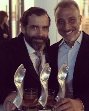 Constantine Markoulakis Instagram - Βραβευμένοι κι αγαπημένοι. Με τον Μίνω Μάτσα, που φτιάχνει τις πιο ωραίες μουσικές για να πούμε μαζί τις ιστορίες. Κι οι ιστορίες που λέμε είναι αυτές που θέλουμε ν’ ακούσουμε: ιστορίες που αντιμετωπίζουν το ανθρώπινο είδος με αγάπη.
#ofaros #athinontheatre #athinorama #theatre