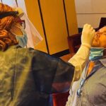 Constantine Markoulakis Instagram - Κάποτε οι πρόβες ξεκινούσαν με την ανάγνωση του έργου. Στο Τρίτο Στεφάνι ξεκίνησαν με μάσκες και μοριακό τεστ στο σύνολο των συντελεστών. Ο δρόμος είναι ένας: κάνουμε θέατρο, υπό κάθε συνθήκη. Προστατευόμαστε, προστατεύουμε και προχωράμε. #totritostefani #theatropallas #theatre Θέατρο Παλλας