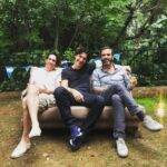 Constantine Markoulakis Instagram - Με Χριστόφορο και Οδυσσέα, ανάμεσα στο «Μένουμε σπίτι» και το «Βγαίνουμε έξω», υπάρχει και το «Βγάζουμε τον καναπέ στον κήπο»