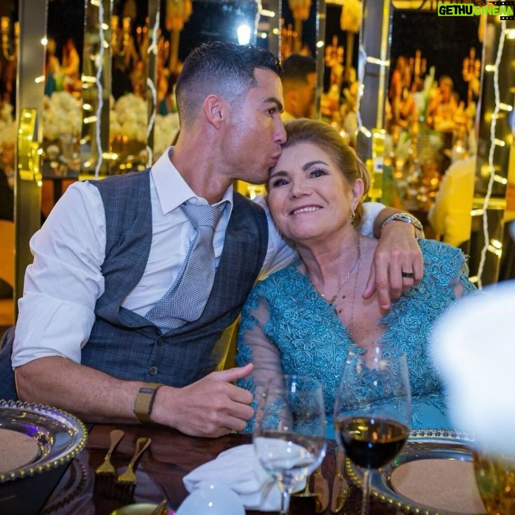 Cristiano Ronaldo Instagram - What a special night to end a very special 2023 🙏🏽 Family is everything❤️
