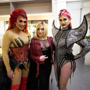 Cynthia Lee Fontaine Instagram - ❤️Mis amores cucu ❤️
El Sábado pasado en mi última presentación del año ( Pronto les explico por que ) en Fort Worth , Dallas , Texas  en la gira #lamáslocalamásbella , tuve la dicha el honor y el privilegio de compartir escenario con un grupo maravilloso de artistas  y equipo de Producción.  Primero , después de algunos años , poder compartir esta experiencia con @official_queenladyb  fue un orgullo ! Una transformista de altura ! Gracias por aceptar esta invitación y representar a la comunidad mexico Americana con tanto talento . Gracias 🙏🏻 y por muchas más aventuras . Gracias a @leudyvalentinaviles por tu apoyo incondicional y tu amistad ! Te amo . Gracias a mi novio @amando.blue por todo el amor , apoyo y motivación que me das cada día . Gracias por existir en mi vida .  Gracias a la producción , músicos , coristas y cuerpo de baile por hacer de este concierto uno memorable y tratarme con tanto amor . 
Gracias a mi equipo de trabajo mi Agente Musical @bitchimjavi y mi Manejadora @jackiehuba por su arduo trabajo , creer en mi y en especial su apoyo. Los amo 

🙏🏻A mi mamá hermosa @mariahernandez5211 por asistir y por tu amor 🫶 

❤️‍🔥 y a ti mi @ednitanazario : Gracias desde el fondo de mi corazón por invitarme nuevamente a compartir el escenario contigo . Gracias por compartir esa buena vibra , gracias por tus concejos y tu apoyo .  Todos los días , a cada hora y a cada instante no dejo de pensar en esta y todas las experiencias que ya hemos vivido juntos y nunca dejo de agradecerle a nuestro Dios por hacer de este sueño una realidad . Esto es una oración contestada . 🙏🏻

Mis Amores cucus hermosos : 
Recuerden Esto : No existe enfermedad , dolor , angustia ni mucho menos trizteza que me impida hacer lo que me gusta . Amo lo que hago y lo haré hasta los últimos días de vida . El escenario y yo tenemos un compromiso de por vida . Nunca , repito nunca dejen de soñar . Los amo ❤️‍🩹

❤️‍🔥Vesturario por @pdavilafashion y Dayans Sánchez 
❤️‍🔥Cabello por @draglabwigs 
❤️‍🔥Actitud y energía positiva por Dios . 

#lamáslocalamásbella #ednitanazario #artista #rupaulsdragrace #transformista #cantante #sueños #obstaculos #perseverancia #fé #shinefest2023