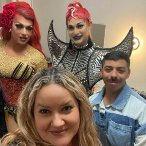 Cynthia Lee Fontaine Instagram - ❤️Mis amores cucu ❤️
El Sábado pasado en mi última presentación del año ( Pronto les explico por que ) en Fort Worth , Dallas , Texas  en la gira #lamáslocalamásbella , tuve la dicha el honor y el privilegio de compartir escenario con un grupo maravilloso de artistas  y equipo de Producción.  Primero , después de algunos años , poder compartir esta experiencia con @official_queenladyb  fue un orgullo ! Una transformista de altura ! Gracias por aceptar esta invitación y representar a la comunidad mexico Americana con tanto talento . Gracias 🙏🏻 y por muchas más aventuras . Gracias a @leudyvalentinaviles por tu apoyo incondicional y tu amistad ! Te amo . Gracias a mi novio @amando.blue por todo el amor , apoyo y motivación que me das cada día . Gracias por existir en mi vida .  Gracias a la producción , músicos , coristas y cuerpo de baile por hacer de este concierto uno memorable y tratarme con tanto amor . 
Gracias a mi equipo de trabajo mi Agente Musical @bitchimjavi y mi Manejadora @jackiehuba por su arduo trabajo , creer en mi y en especial su apoyo. Los amo 

🙏🏻A mi mamá hermosa @mariahernandez5211 por asistir y por tu amor 🫶 

❤️‍🔥 y a ti mi @ednitanazario : Gracias desde el fondo de mi corazón por invitarme nuevamente a compartir el escenario contigo . Gracias por compartir esa buena vibra , gracias por tus concejos y tu apoyo .  Todos los días , a cada hora y a cada instante no dejo de pensar en esta y todas las experiencias que ya hemos vivido juntos y nunca dejo de agradecerle a nuestro Dios por hacer de este sueño una realidad . Esto es una oración contestada . 🙏🏻

Mis Amores cucus hermosos : 
Recuerden Esto : No existe enfermedad , dolor , angustia ni mucho menos trizteza que me impida hacer lo que me gusta . Amo lo que hago y lo haré hasta los últimos días de vida . El escenario y yo tenemos un compromiso de por vida . Nunca , repito nunca dejen de soñar . Los amo ❤️‍🩹

❤️‍🔥Vesturario por @pdavilafashion y Dayans Sánchez 
❤️‍🔥Cabello por @draglabwigs 
❤️‍🔥Actitud y energía positiva por Dios . 

#lamáslocalamásbella #ednitanazario #artista #rupaulsdragrace #transformista #cantante #sueños #obstaculos #perseverancia #fé #shinefest2023