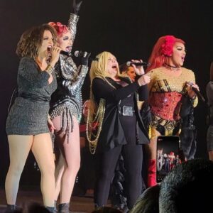 Cynthia Lee Fontaine Instagram - ❤️Mis amores cucu ❤️
El Sábado pasado en mi última presentación del año ( Pronto les explico por que ) en Fort Worth , Dallas , Texas  en la gira #lamáslocalamásbella , tuve la dicha el honor y el privilegio de compartir escenario con un grupo maravilloso de artistas  y equipo de Producción.  Primero , después de algunos años , poder compartir esta experiencia con @official_queenladyb  fue un orgullo ! Una transformista de altura ! Gracias por aceptar esta invitación y representar a la comunidad mexico Americana con tanto talento . Gracias 🙏🏻 y por muchas más aventuras . Gracias a @leudyvalentinaviles por tu apoyo incondicional y tu amistad ! Te amo . Gracias a mi novio @amando.blue por todo el amor , apoyo y motivación que me das cada día . Gracias por existir en mi vida .  Gracias a la producción , músicos , coristas y cuerpo de baile por hacer de este concierto uno memorable y tratarme con tanto amor . 
Gracias a mi equipo de trabajo mi Agente Musical @bitchimjavi y mi Manejadora @jackiehuba por su arduo trabajo , creer en mi y en especial su apoyo. Los amo 

🙏🏻A mi mamá hermosa @mariahernandez5211 por asistir y por tu amor 🫶 

❤️‍🔥 y a ti mi @ednitanazario : Gracias desde el fondo de mi corazón por invitarme nuevamente a compartir el escenario contigo . Gracias por compartir esa buena vibra , gracias por tus concejos y tu apoyo .  Todos los días , a cada hora y a cada instante no dejo de pensar en esta y todas las experiencias que ya hemos vivido juntos y nunca dejo de agradecerle a nuestro Dios por hacer de este sueño una realidad . Esto es una oración contestada . 🙏🏻

Mis Amores cucus hermosos : 
Recuerden Esto : No existe enfermedad , dolor , angustia ni mucho menos trizteza que me impida hacer lo que me gusta . Amo lo que hago y lo haré hasta los últimos días de vida . El escenario y yo tenemos un compromiso de por vida . Nunca , repito nunca dejen de soñar . Los amo ❤️‍🩹

❤️‍🔥Vesturario por @pdavilafashion y Dayans Sánchez 
❤️‍🔥Cabello por @draglabwigs 
❤️‍🔥Actitud y energía positiva por Dios . 

#lamáslocalamásbella #ednitanazario #artista #rupaulsdragrace #transformista #cantante #sueños #obstaculos #perseverancia #fé #shinefest2023