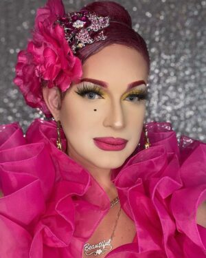 Cynthia Lee Fontaine Instagram - 🌺Mírame qué perra soy 🌺

🌺Lashes by @bryqueenlashes 
🌺 Lens by @ttdeye 
🌺 wig by John,  restyle by me . 
🌺make up and costume by me .

#fyp #beauty #glam #cucu #dragraceuk #perra #rupaulsdragrace #karolgconcert #boricua #rosa #pink #queperra #hermosa #dragqueen #dragisglam #beyou #joy #arrasando #sufran #feliz #queen #queer #binqueenDiva #actress #host #hermosa