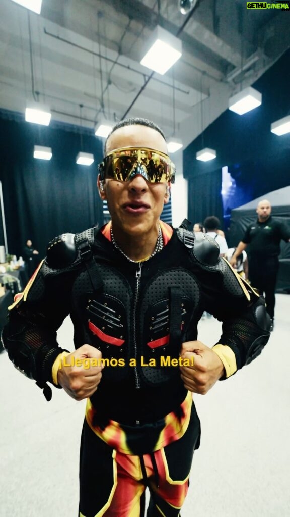 Daddy Yankee Instagram - GRACIAS FAMILIA!!! Anoche nos dimos cita en el Choli y fue legendario 🔥🔥 Llegaron de distintas partes del mundo para ser parte de esta despedida en mi isla bonita 🏝️🇵🇷 Nos vemos hoy para montar la discoteca que está recién comenzando 🏁 #LAMETA #Legendaddy - DY