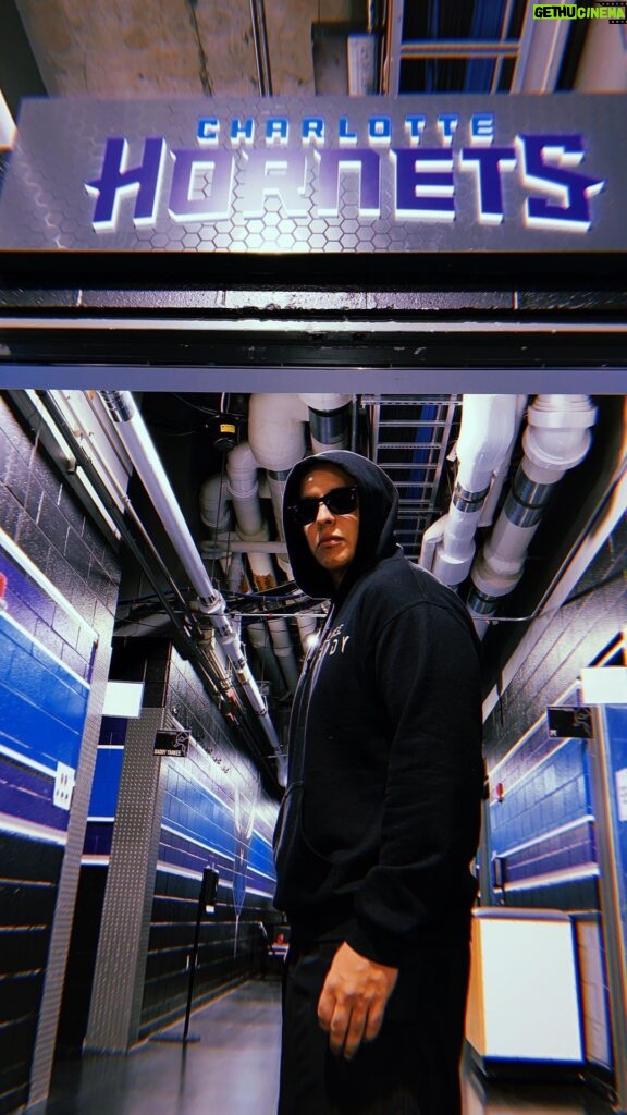 Daddy Yankee Instagram - Ya estamos de vuelta en USA y mi gente de Charlotte se dejo sentir. Gracias por una noche #LEGENDADDY Gracias por ser parte de esta historia y acompañarme en #laultimavueltaworldtour 🗺 - Los amo - DY’