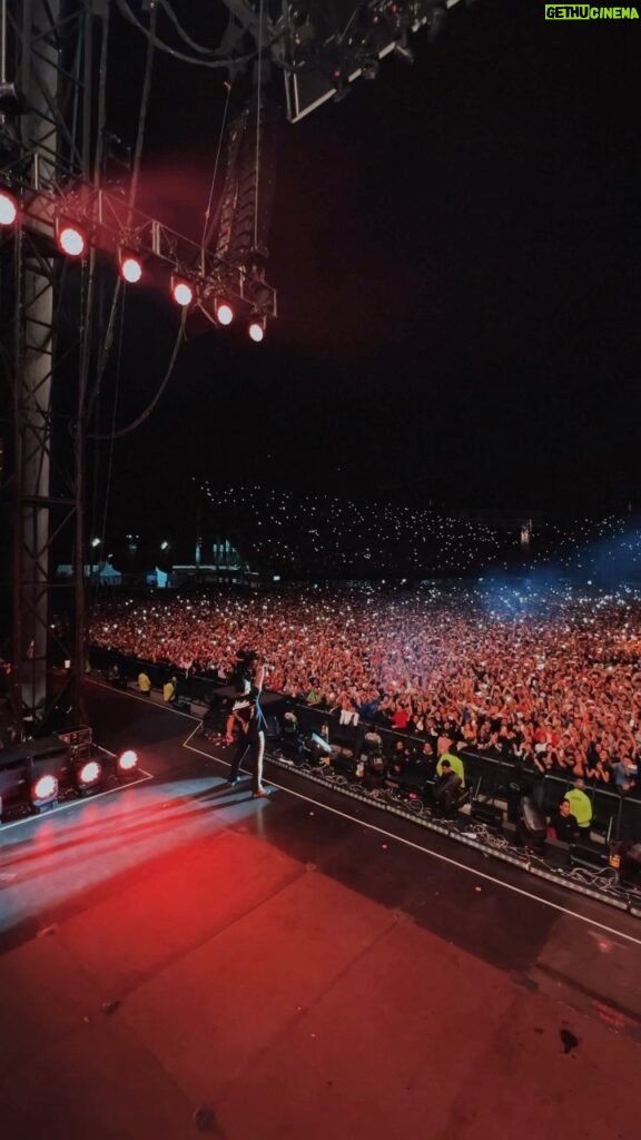 Daddy Yankee Instagram - Tu me dejaste caer, pero Ciudad de Mexico me levantó. Primera noche EPICA!! Aun nos quedan cuatro más de pura rumba. Estamos reaDY #CDMX ? - JEFE! 🔥 #laultimavueltaworldtour #legendaddy 🗺