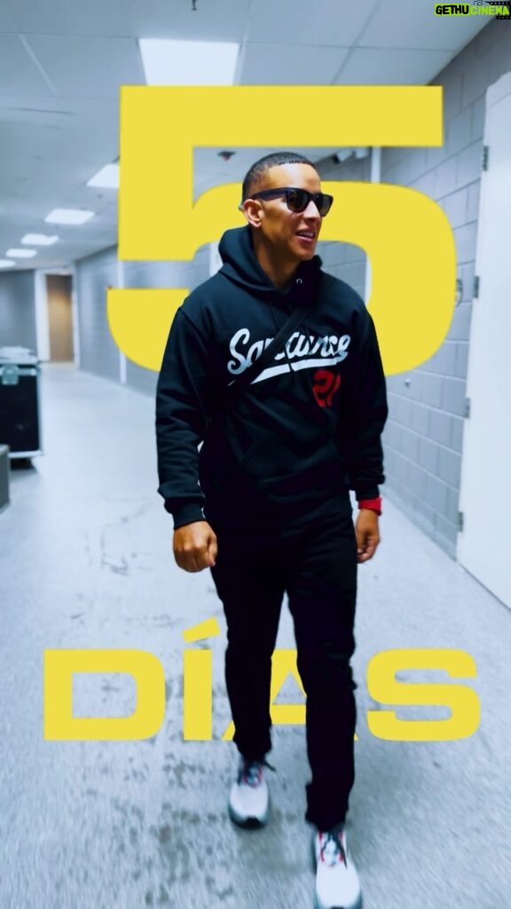 Daddy Yankee Instagram - LLEGAMOS AL CHOLI!!! 🏁🚨 Faltan 5 días | Estamos reaDY 🔥 Y tú, ¿Ya tienes tu ticket para el LIVE STREAMING especial que tengo para todos ustedes? El link se los dejo en mi BIO y en mis historias destacadas 📲 #LAMETA #LegenDaddy 🐐🇵🇷