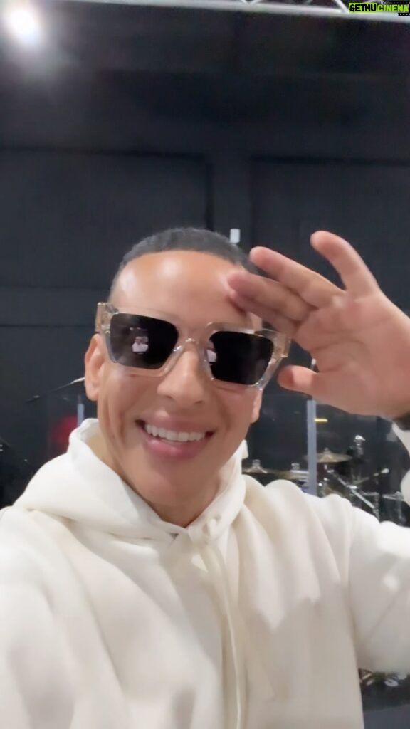 Daddy Yankee Instagram - ¡Mi gente! 🎉🔥 ¡Por demanda popular, estaré transmitiendo en vivo el último concierto de mi serie de despedida, ‘La Meta’, directamente desde mi hermosa tierra natal, Puerto Rico! 🇵🇷😍 ¡Visita la página web lameta.daddyyankee.com para una noche inolvidable! ✨🎶💃 ¡Chequea mi biografía para más detalles! #LaMetaLive #DaddyYankee #PuertoRico