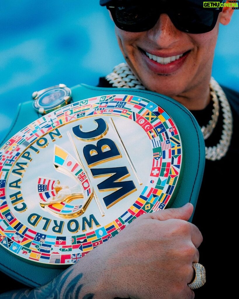 Daddy Yankee Instagram - Desde chamaquito el boxeo formó parte de mi formación. Siempre soñé con ganar un título de campeonato y lo vi lejos de mis metas debido al trauma que padezco en mi pierna derecha. Este sueño que parecía imposible, hoy, el niño que todavía vive en mi lo puede presenciar en vida, y no les miento, significa mucho para mi. Cada 5 años la WBC se lo otorga a personas que han sido importantes y hayan cambiado el mundo. Muchas gracias @wbcboxing Salud y Vida! Monte Rey Boxing Gym