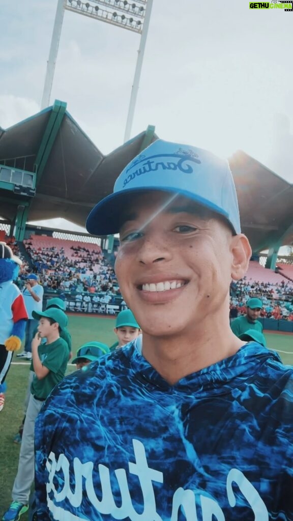 Daddy Yankee Instagram - Una de la misiones más importantes de ser parte de @santurcelbprc Apoyar el desarrollo del deporte en nuestros niños. 🇵🇷 Vamos pa’ encima PEERRE!