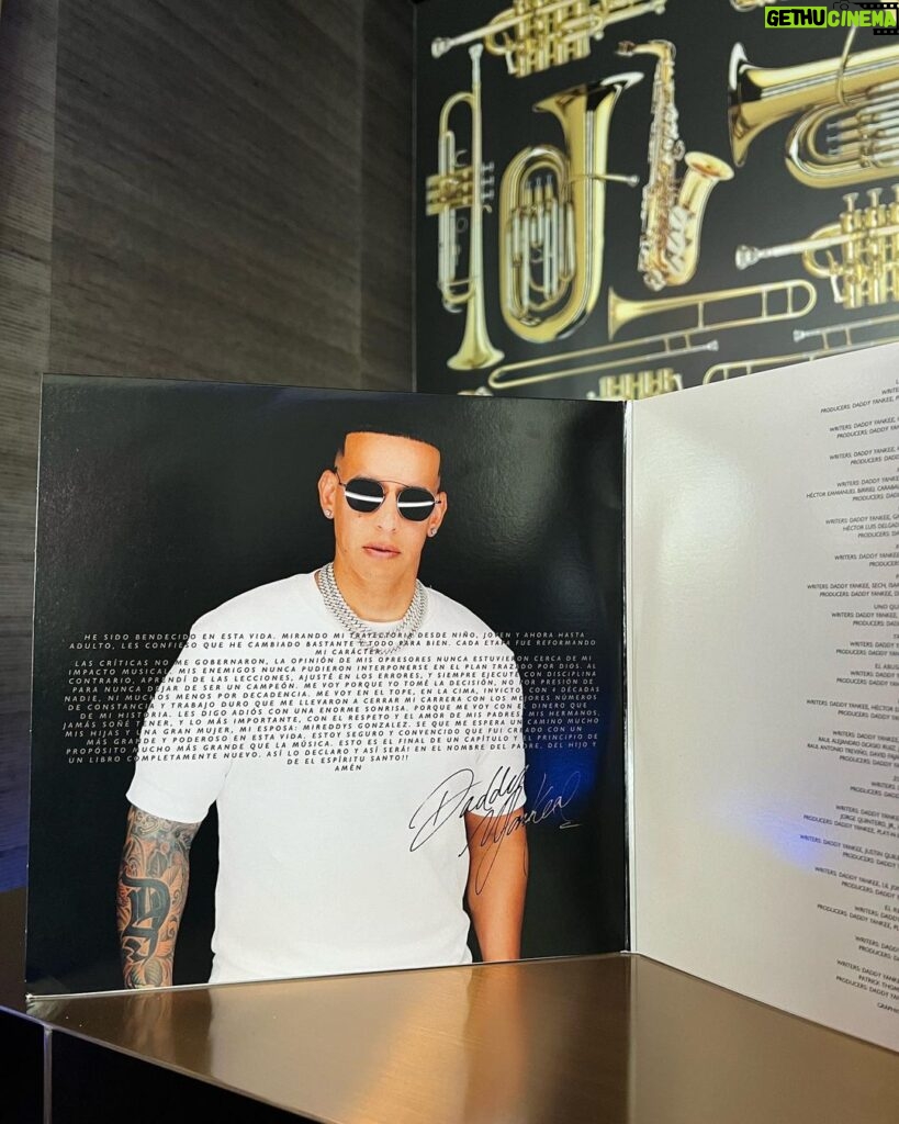 Daddy Yankee Instagram - FELIZ DÍA DE REYES, Hoy celebro mis 28 años de renacimiento de vida, brindándoles esta pieza de colección a mis fans. El vinilo de LEGENDADDY. Lo puedes conseguir en las tiendas Walmart y Target. Muchas gracias por su apoyo, los amo ❤️‍🔥- DY 🐐