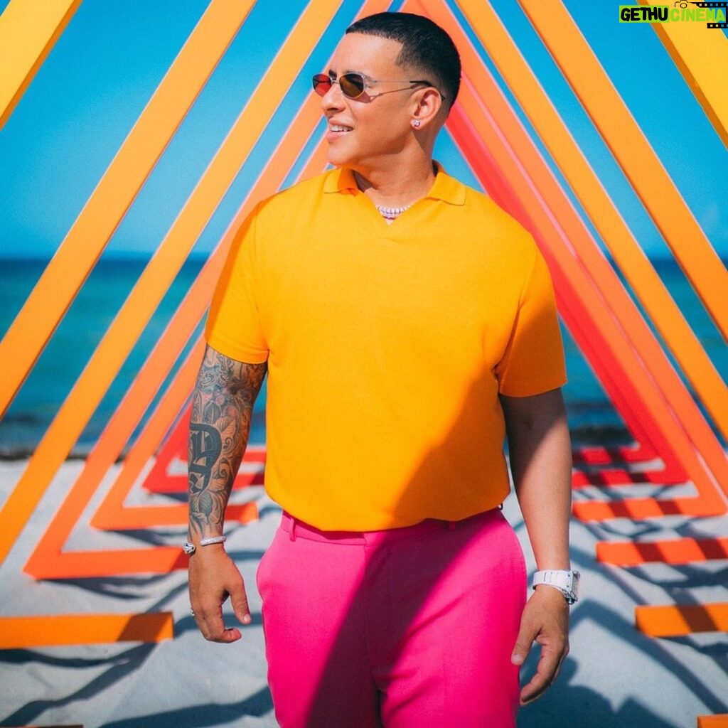 Daddy Yankee Instagram - ULALA ya está en la calle junto a @myketowers 🔝🔝🔝🔥