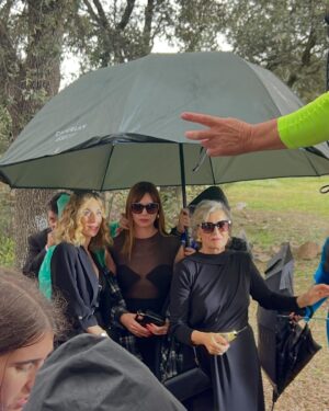 Dafne Fernández Instagram - A las Lasierra nos van los entierros🪦
Adoro mi trabajo
#4estrellas 

📸 @gualterdesa