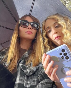 Dafne Fernández Instagram - A las Lasierra nos van los entierros🪦
Adoro mi trabajo
#4estrellas 

📸 @gualterdesa